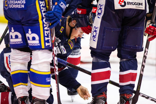 Linköpings Max Lindroth blöder från munnen