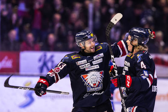 Linköpings Andrew Gordon jublar med Samuel Lofquist