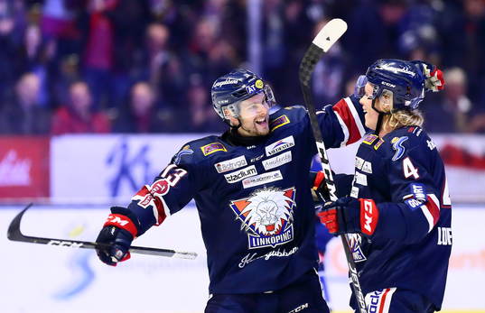 Linköpings Andrew Gordon jublar med Samuel Lofquist