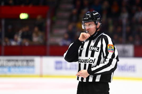 Domare med nummer 85 på ryggen