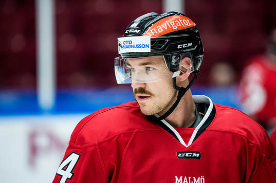 Malmö Redhawks Jesper Jensen Aabo värmer upp iklädd en