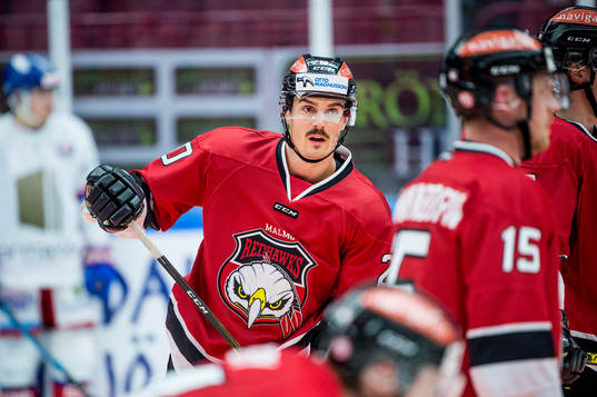 Malmö Redhawks Henrik Hetta värmer upp iklädd en