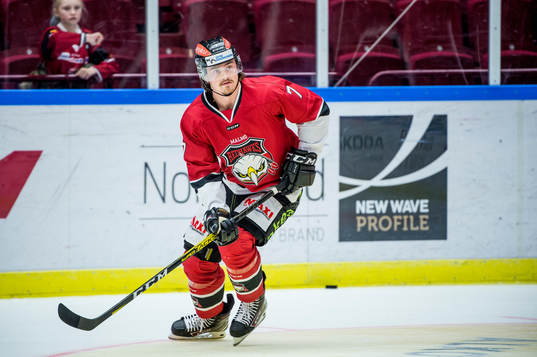 Malmö Redhawks Marcus Björk värmer upp iklädd en
