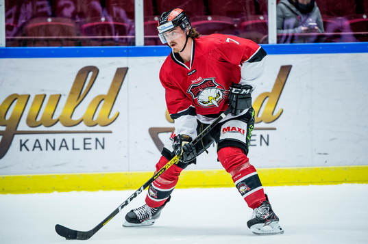 Malmö Redhawks Marcus Björk värmer upp iklädd en