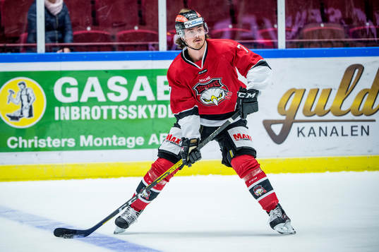 Malmö Redhawks Marcus Björk värmer upp iklädd en