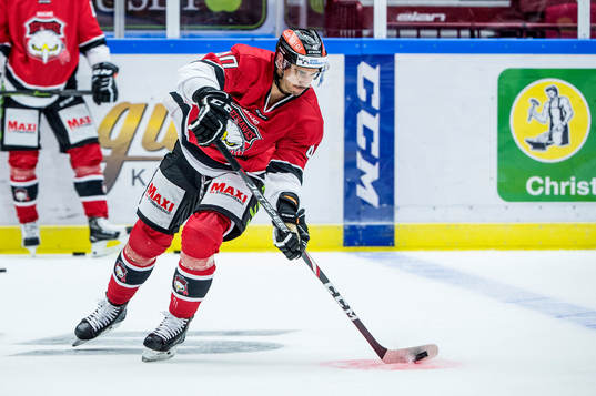 Malmö Redhawks Jesper Jensen värmer upp iklädd en