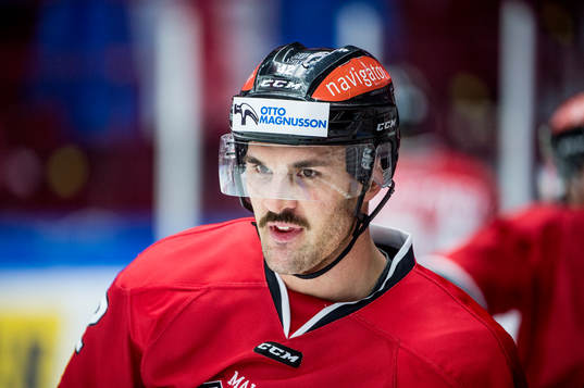 Malmö Redhawks Niklas Arell värmer upp iklädd en