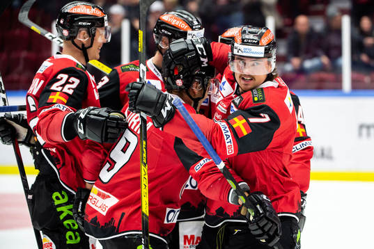 Malmö Redhawks Marcus Björk jublar med Frederik Storm