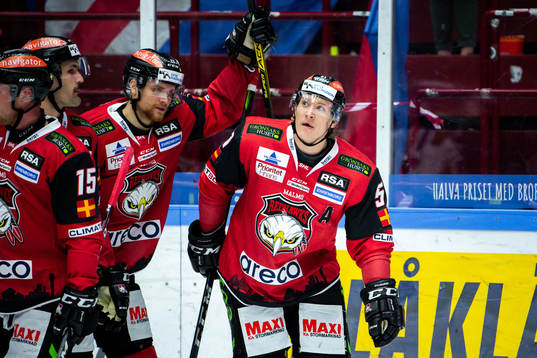 Malmö Redhawks Emil Sylvegård jublar med lagkamrater
