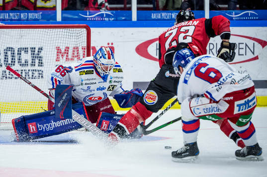 Malmö Redhawks Lars Bryggman mot Oskarshamns målvakt Tex