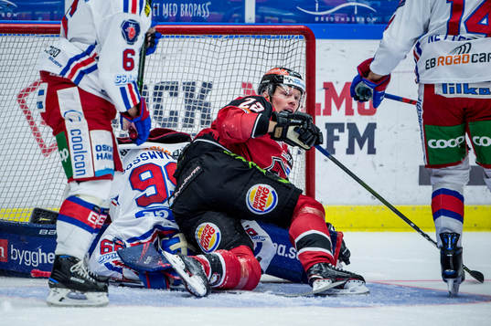 Malmö Redhawks Lars Bryggman trycker till Oskarshamns