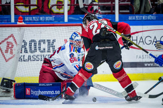 Malmö Redhawks Lars Bryggman mot Oskarshamns målvakt Tex
