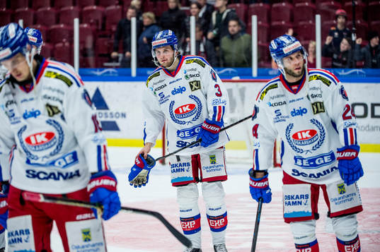 Oskarshamns Pontus Näsén i mitten deppar med lagkamraterna