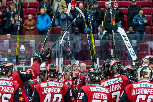 Malmö Redhawks Lars Bryggman i mitten jublar med