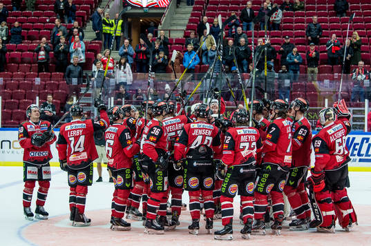 Malmö Redhawks Lars Bryggman i mitten jublar med