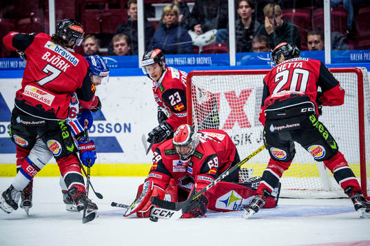 Oskarshamns Arsi Piispanen mot Malmö Redhawks Marcus
