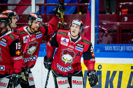 Malmö Redhawks Max Görtz och Emil Sylvegård jublar
