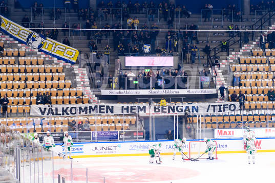 s supportrar med ett tifo med texten "Välkommen hem Bengan