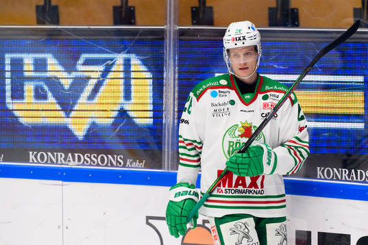 Rögles Anton Bengtsson värmer upp innan ishockeymatchen i