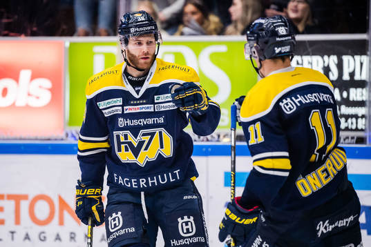 s Alexander Bergström jublar med lagkamrater