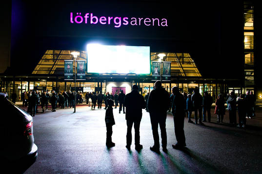Människor väntar utanför Löfbergs Arena