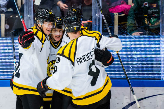 Brynäs Daniel Mannberg jublar med lagkamrater