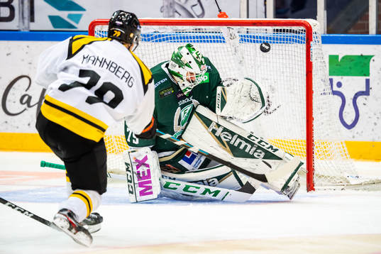 Brynäs Daniel Mannberg gör 0-1 bakom Färjestads målvakt