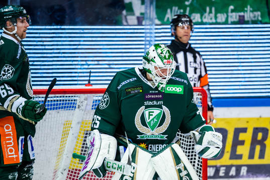 Färjestads målvakt Arvid Holm jublar