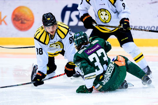 Brynäs Jaedon Descheneau  och Färjestads Albert Johansson