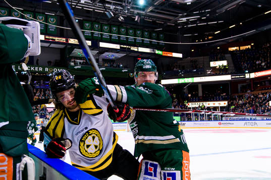 Brynäs Adam Brodecki och Färjestads Johan Ivarsson