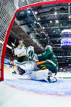 Brynäs Daniel Mannberg skjuter 0-1 bakom Färjestads