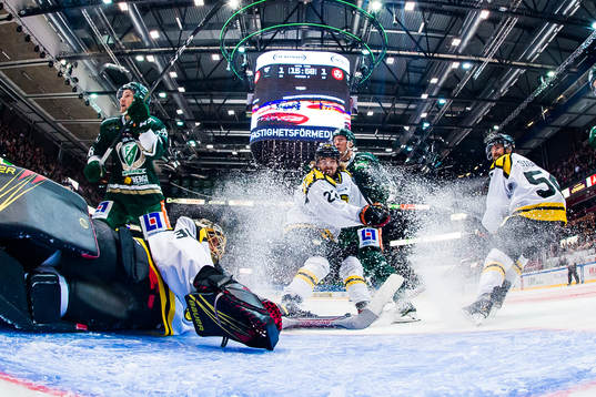 Brynäs Adam Brodecki och Färjestads Victor Ejdsell i en