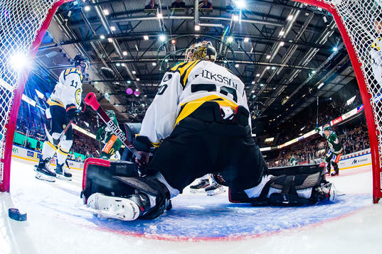 Brynäs målvakt Joacim Eriksson deppar