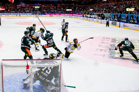Stökig situation framför Färjestads målvakt Arvid Holm