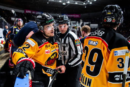 Luleås Oscar Engsund tilldelas ett matchstraff