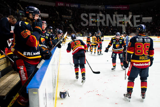 Blod på isen från Djurgårdens Michael Haga