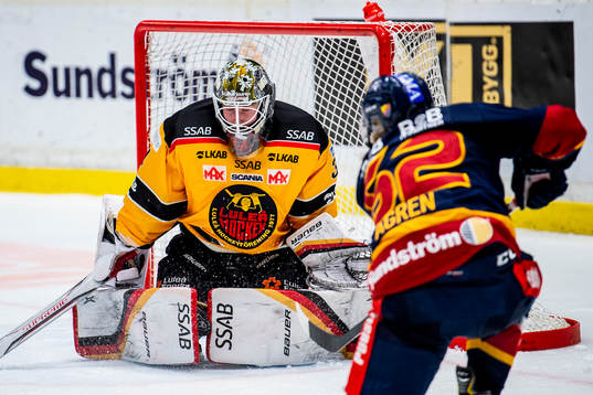 Luleås målvakt Joel Lassinantti räddar ett skot från