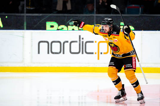 Luleås Robin Kovacs jublar