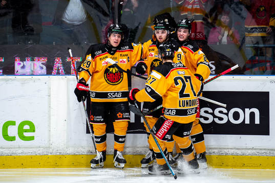 Luleås Robin Kovacs jublar med lagkamrater