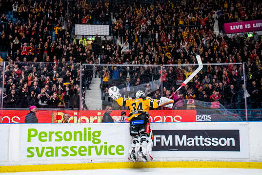 Luleås målvakt Joel Lassinantti jublar framför supportrar