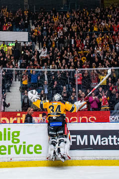 Luleås målvakt Joel Lassinantti jublar framför supportrar