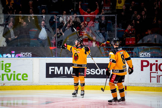 Luleås Robin Kovacs jublar