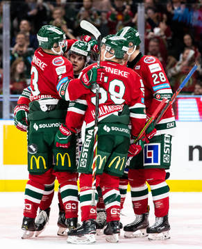 Frölundas Jacob Moverare jublar med lagkamrater