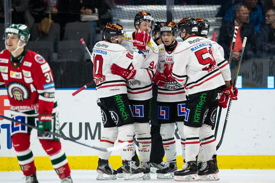 Örebros Ryan Stoa jublar med lagkamrater