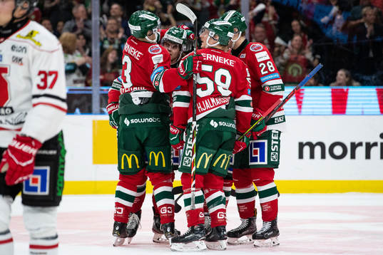 Frölundas Jacob Moverare jublar med lagkamrater