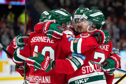 Frölundas Nicklas Lasu jublar med lagkamrater