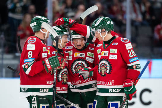 Frölundas Patrik Carlsson jublar med lagkamrater