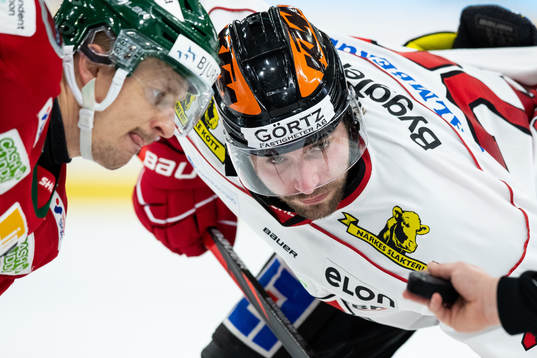 Örebros Ludvig Rensfeldt tekar mot Frölundas Nicklas Lasu