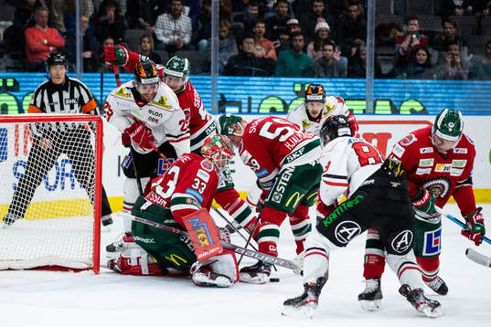 Örebros Ludvig Rensfeldt oroar framför Frölundas