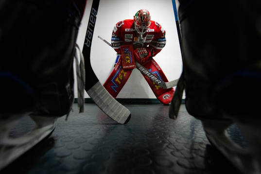 Frölundas målvakt Johan Mattsson innan ishockeymatchen i